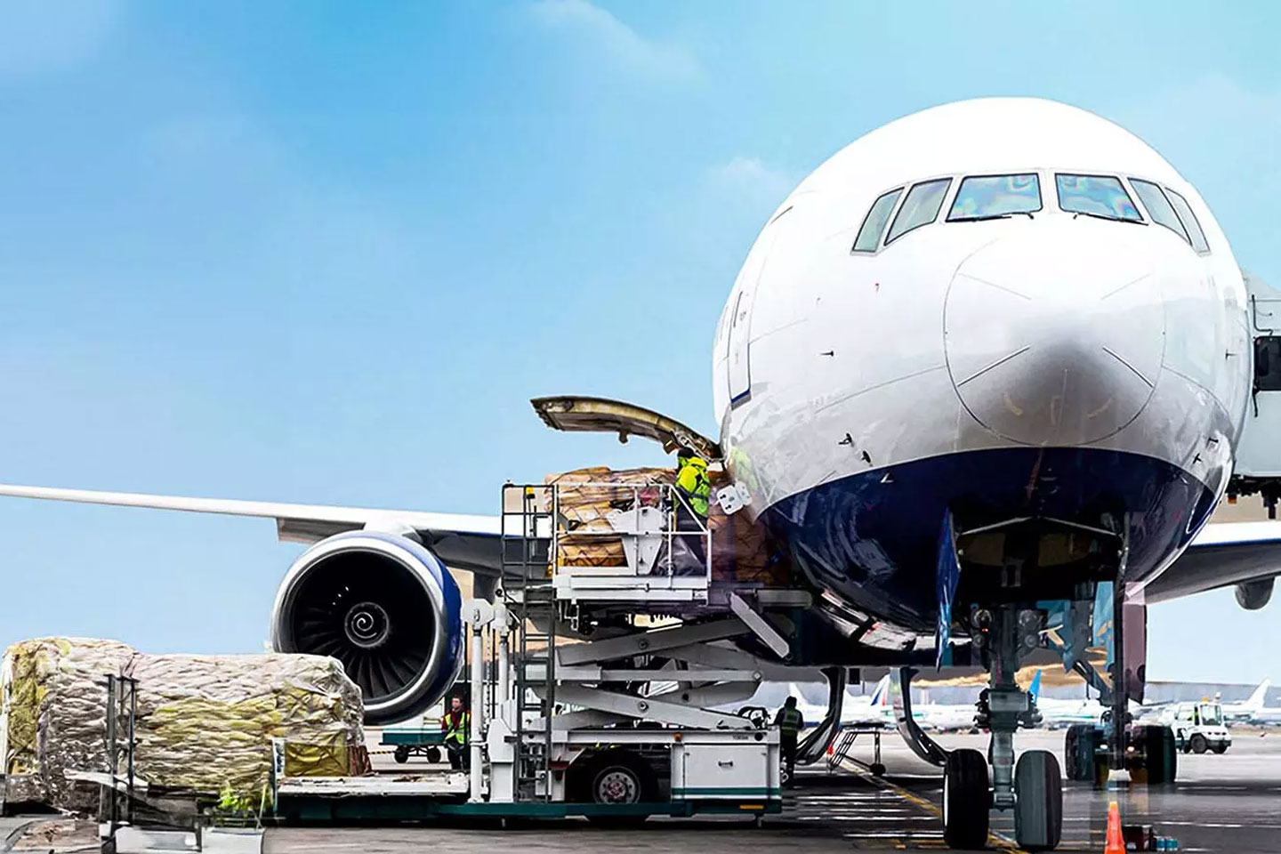 پالتهای بار هوایی در حال بارگیری روی ULD قبل از پرواز